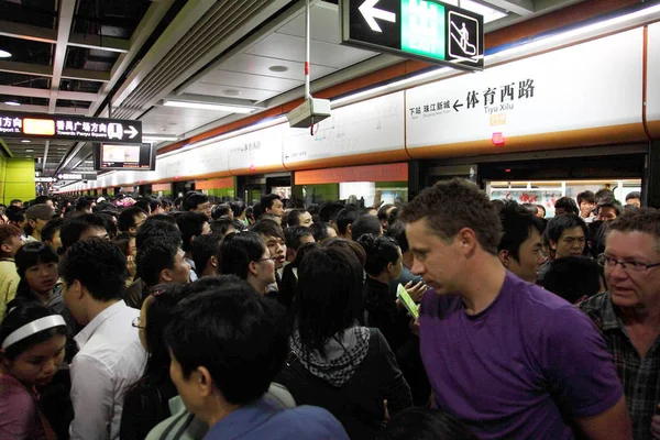 Pasajeros Abarrotan Una Estación Metro Primer Día Transporte Público Gratuito — Foto de Stock