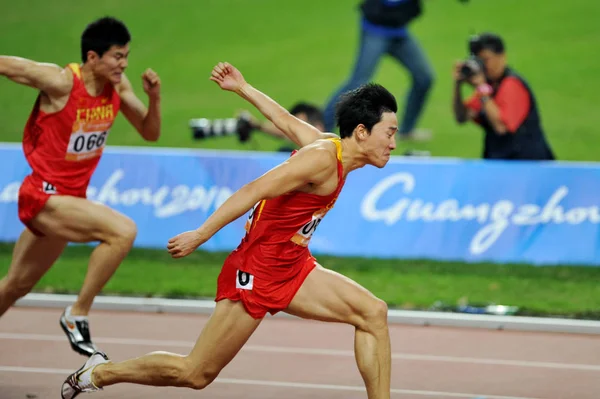 Chinas Star Hurdler Liu Xiang Front Dashes Line Mens 110M — Stock Photo, Image