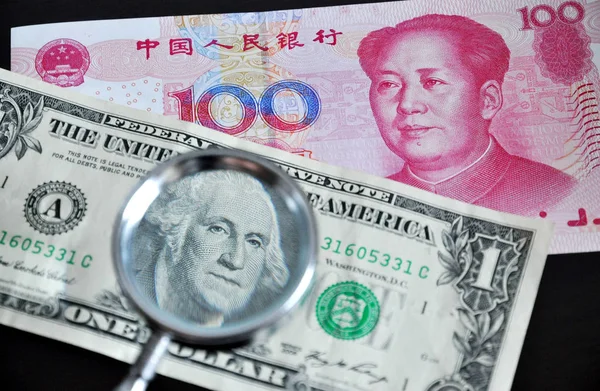 Billete Dólares Estadounidenses Billete Rmb Renminbi Través Una Lupa Ciudad — Foto de Stock