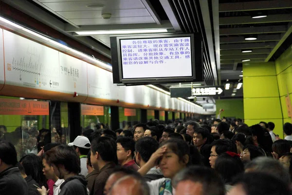 Επιβάτες Πλήθος Ένα Σταθμό Του Μετρό Στην Πρώτη Ημέρα Δωρεάν — Φωτογραφία Αρχείου