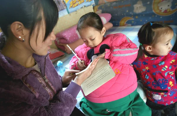 Yunxing Centro Uma Menina Quatro Anos Cujo Abdômen Mede Metros — Fotografia de Stock
