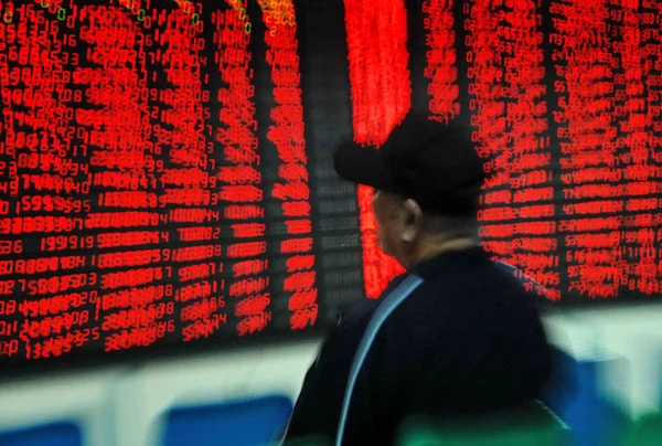 Investor China Melihat Harga Saham Merah Untuk Kenaikan Harga Sebuah — Stok Foto