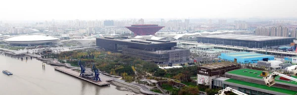 2010年11月16日 从中国上海卢浦大桥天文台平台上可以看到世博公园的中国馆和其他建筑 — 图库照片