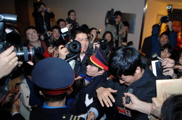 Der Chinesische Star Hürdensprinter Liu Xiang Wird Nach Einer Diskussionsrunde — Stockfoto