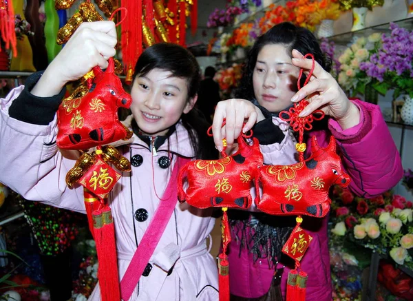 Kínai Vásárlók Vásárolni Ökör Alakú Díszek Közelgő Tavaszi Fesztivál Ismert — Stock Fotó
