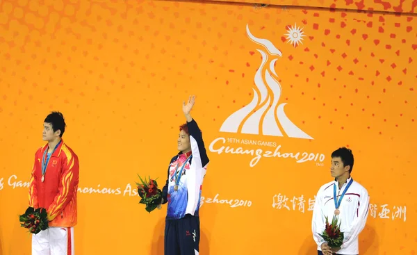 左から 第16回アジア競技大会の男子200M自由形の表彰式で 韓国のパク テワン 金メダリスト 日本の松田剛 銅メダリスト が表彰台に上がった — ストック写真