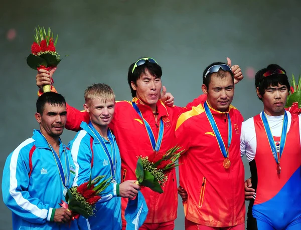 Kinesiske Gullmedaljevinnere Hui Zhang Liang Senter Poserer Med Sølvmedaljevinnerne Vyacheslav – stockfoto