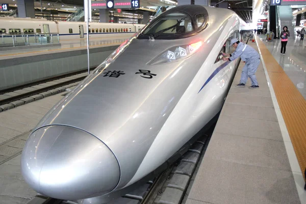 Chiński Pracownik Czyści Crh China Railway High Speed 380A Pociąg — Zdjęcie stockowe