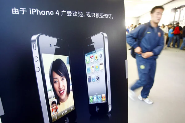Egy Kínai Ügyfél Elsétál Egy Plakát Fenntartás Iphone Egy Apple — Stock Fotó