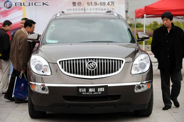 Visitantes Chineses Olham Para Buick Enclave General Motors Uma Feira — Fotografia de Stock