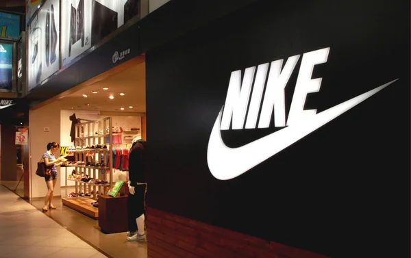 Una Mujer China Vista Una Tienda Nike Ciudad Changsha Suroeste —  Fotos de Stock