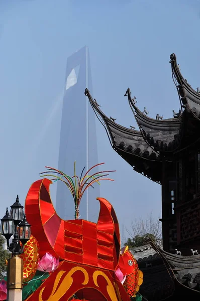Красные Украшения Весеннего Фестиваля Традиционное Строительство Рассматриваются Против Шанхайского Всемирного — стоковое фото