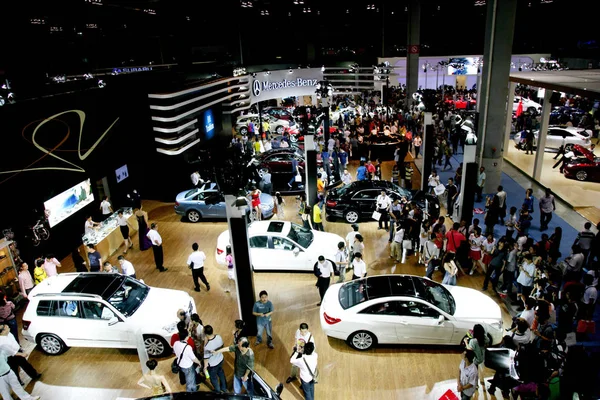 Látogatók Pillantást Mercedes Benz Autók Durign Egy Auto Show Chongqing — Stock Fotó