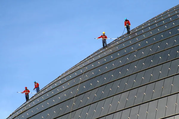 Trabalhadores Chineses Limpam Superfície Centro Nacional Artes Cênicas Grande Teatro — Fotografia de Stock