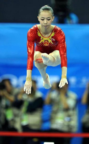 2010年11月14日 中国南部広東省広州市で開催された第16回アジア競技大会で 女子予選とチーム決勝でバランスビームを披露する中国ヤン イリン — ストック写真
