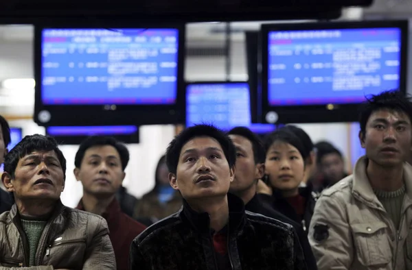 Bezrobotnych Chińskich Pracowników Migrujących Osób Poszukujących Pracy Spojrzeć Informacje Zawodach — Zdjęcie stockowe