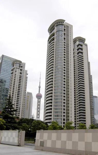 Oriental Pearl Tower Seen Residential Apartment Buildings Tomson Riviera Most — Stock Photo, Image