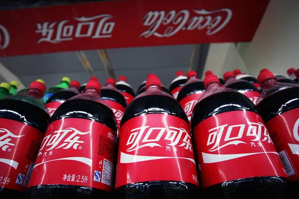 Láhve Coca Cola Prodávají Supermarketu Městě Weifang Východní Chinas Shandong — Stock fotografie