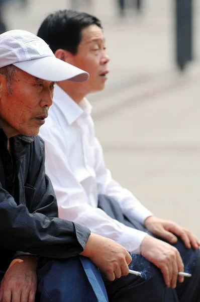 Kinesiska Män Rök Gata Peking Kina April 2008 — Stockfoto