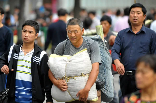 Passagiere Drängen Sich Vor Dem Bahnhof Shanghai China Oktober 2010 — Stockfoto