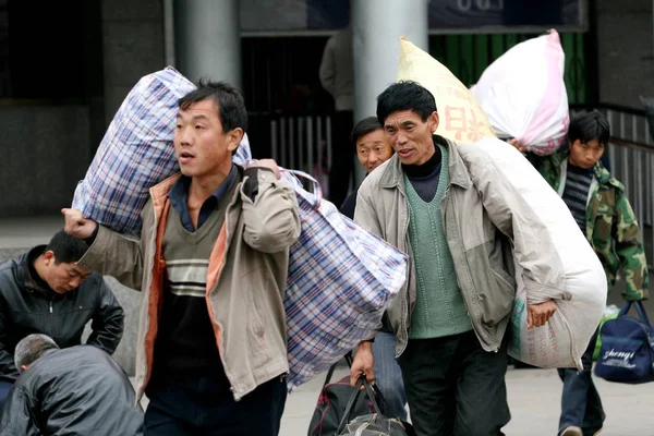 Trabajadores Migrantes Chinos Desempleados Cargando Sus Pertenencias Llegan Estación Tren — Foto de Stock