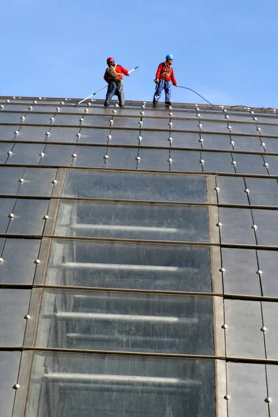 Trabajadores Chinos Limpian Superficie Del Centro Nacional Artes Escénicas Gran —  Fotos de Stock