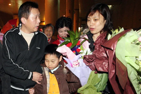 Bao Ruihua Rechts Und Ihr Sohn Shuang Mitte Zwei Der — Stockfoto