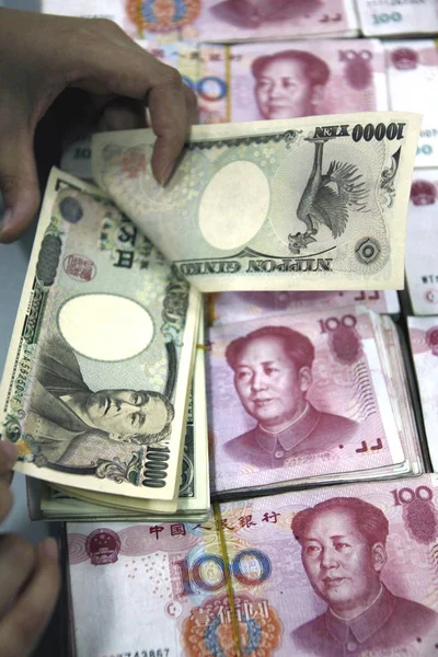 中国の銀行員が日本の Huaibei の紙幣を 東中国安徽州にある銀行の人民元紙幣を 8月17日 2010に数える — ストック写真