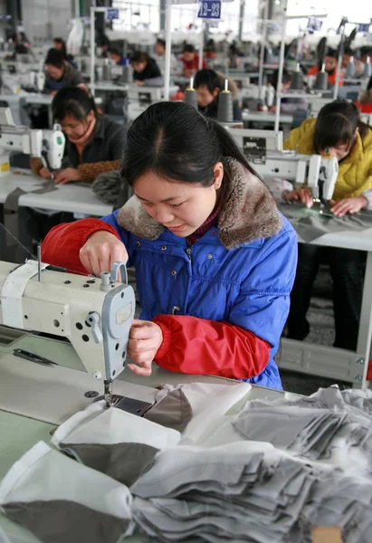 Китайские Фабричные Рабочие Производят Одежду Швейной Фабрике Городе Хуаншань Провинция — стоковое фото
