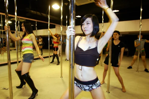 Jovens Chinesas Praticam Pole Dancing Centro Dança Cidade Hangzhou Leste — Fotografia de Stock