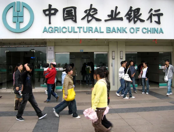 Lokala Kinesiska Medborgare Förbi Gren Agricultural Bank China Abc Wuhu — Stockfoto