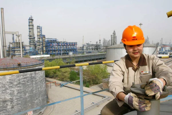 Kínai Gyári Munkás Ellenőrzi Szelepek Csövek Finomítói Petrochina Lanzhou Petrolkémiai — Stock Fotó