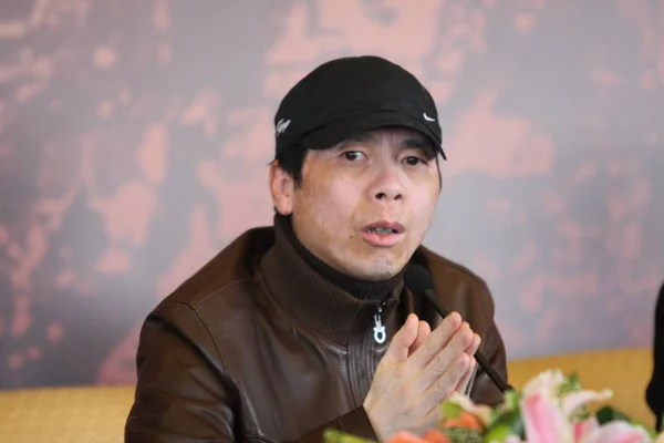 2009년 25일 베이징에서 기자회견에서 펑샤오강이 연설하고 — 스톡 사진