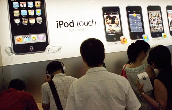 Los Visitantes Prueban Los Productos Apple Frente Anuncio Ipod Touch —  Fotos de Stock