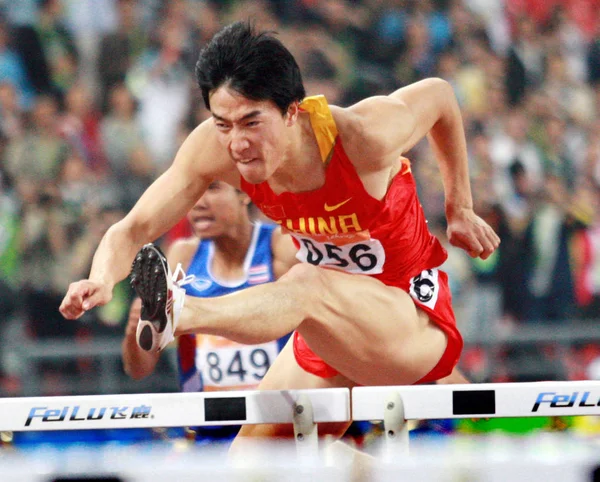 Chinas Estrela Hurdler Liu Xiang Frente Limpa Obstáculo Final Barreiras — Fotografia de Stock