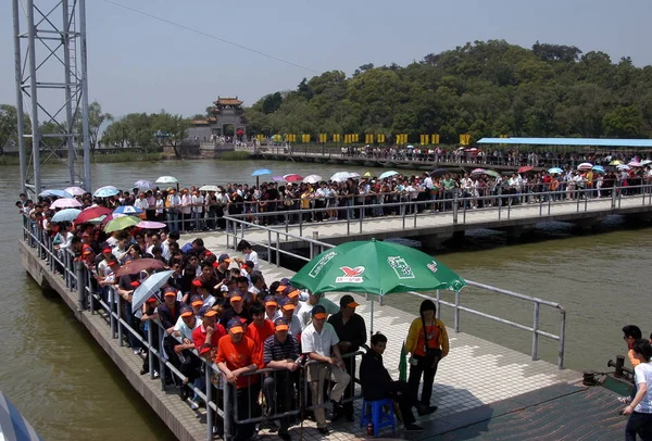 Folle Turisti Aspettano Barca Turistica Posto Panoramico Dangtouzhu Wuxi Provincia — Foto Stock