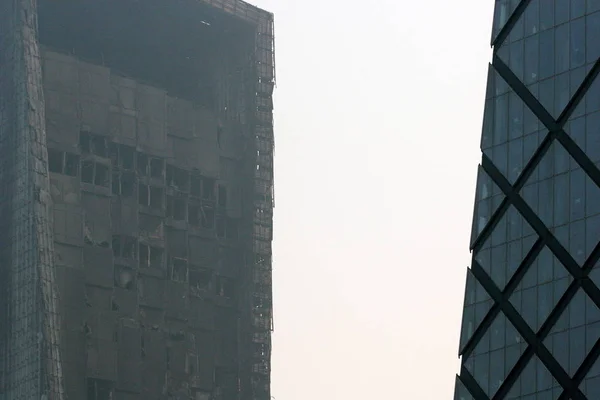 Damaged Mandarin Oriental Hotel Building Seen New Cctv Tower Beijing — Stock Photo, Image