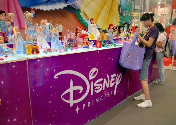 Китайські Відвідувачі Дивляться Іграшки Стенді Disney Під Час Виставки Шанхаї — стокове фото