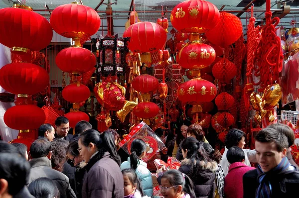 Turistas Passam Por Lojas Decoração Vermelha Garden Xangai China Janeiro — Fotografia de Stock