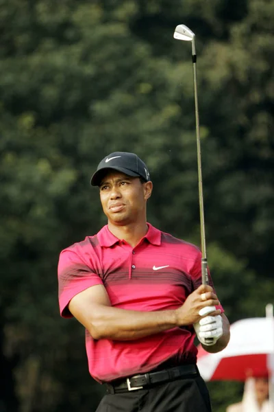 Golfista Statunitense Tiger Woods Colpisce Una Palla Durante Ultimo Del — Foto Stock