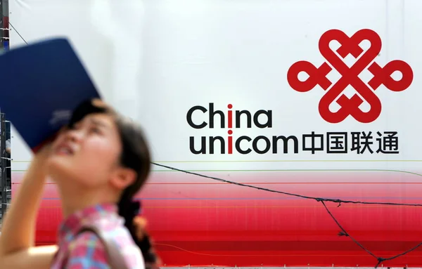 中国の女性は 2006 中国の China Unicom 社の広告を過ぎて歩く — ストック写真