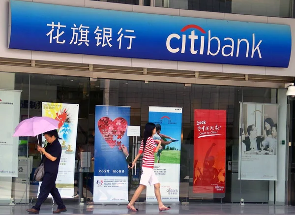 Ciudadanos Chinos Locales Pasan Por Una Sucursal Citibank Guangzhou Provincia — Foto de Stock