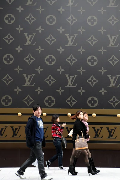 Unga Kineser Går Förbi Enorm Louis Vuitton Resväska Utanför Plaza — Stockfoto