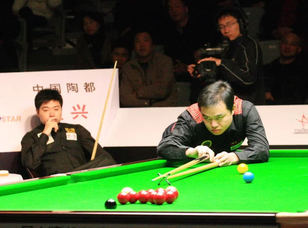 Chinese Snooker Player Tang Jun Aims While Competing Chinese Snooker — Stock Photo, Image