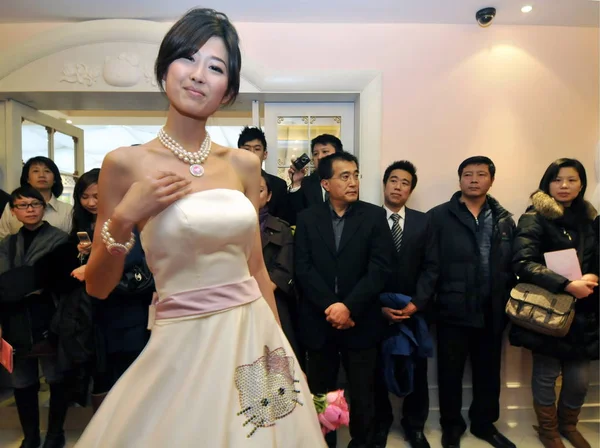 Modelo Chinês Vestindo Vestido Decorações Temáticas Hello Kitty Posa Para — Fotografia de Stock