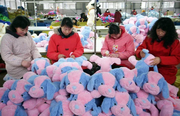 Жінки Китайські Робітники Заводу Роблять Іграшкових Собак Заводі Lianyungang Gaofa — стокове фото