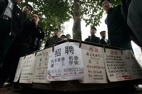 Des Travailleurs Migrants Chinois Sans Emploi Regardent Des Publicités Pour — Photo