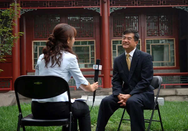 Гэри Фэй Локк Бывший Губернатор Вашингтона Дал Интервью Китайскому Журналисту — стоковое фото