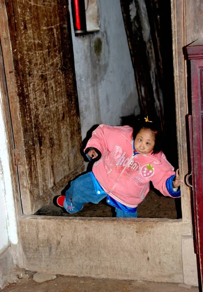 Ван Цзюхуа Год Сантиметровая Китаянка Пытается Перелезть Через Дверной Проём — стоковое фото