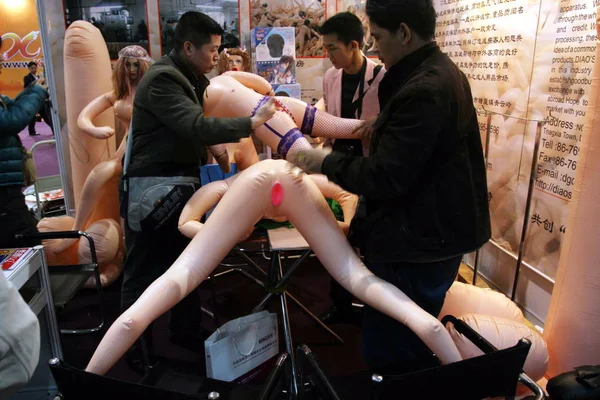 Les Visiteurs Chinois Regardent Des Jouets Sexuels Pour Adultes China — Photo